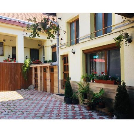 Hotel Charlietown Satu Mare Exterior foto