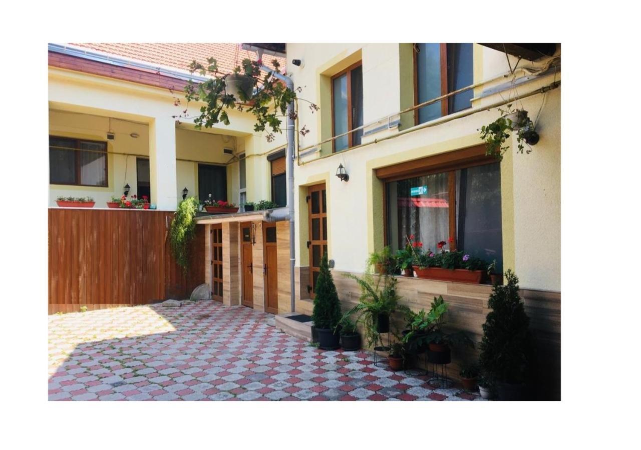 Hotel Charlietown Satu Mare Exterior foto